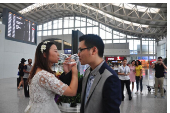 婚禮竟然辦到機(jī)場(chǎng)了？！地球再也阻止不了這對(duì)神一樣的夫妻……